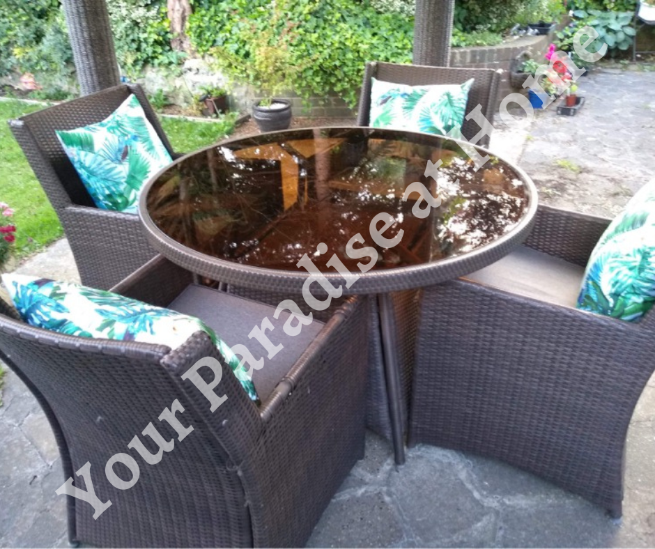 Tropical Hummingbirds design outdoor cushion for your garden. Weatherproof fabric is water resistant and UV resistant. Cushion covers are zipped and washable.