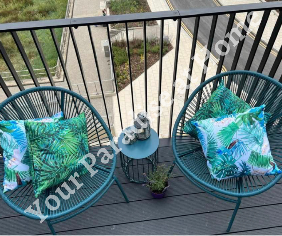 Tropical Hummingbirds design outdoor cushion for your garden. Weatherproof fabric is water resistant and UV resistant. Cushion covers are zipped and washable.