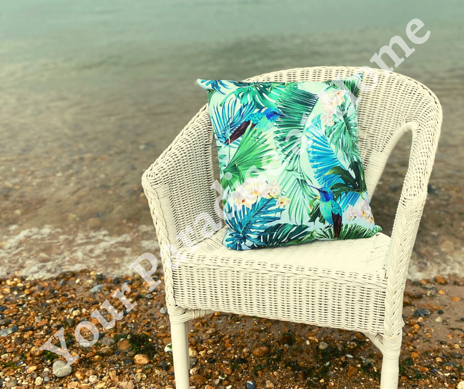 Tropical Hummingbirds design outdoor cushion for your garden. Weatherproof fabric is water resistant and UV resistant. Cushion covers are zipped and washable.