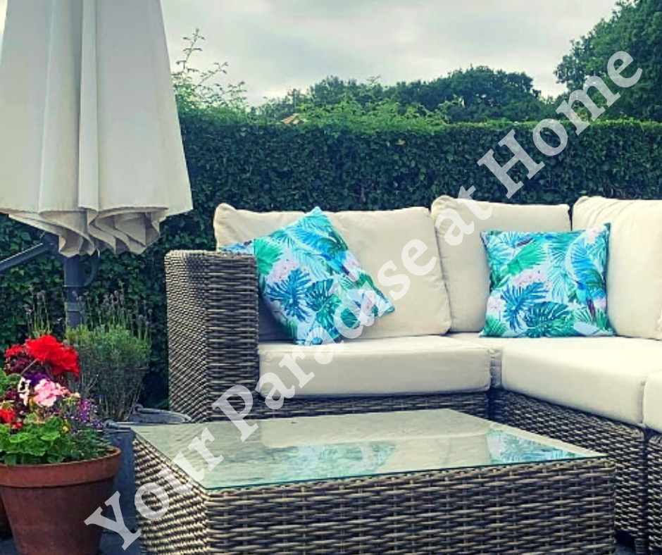 Tropical Hummingbirds design outdoor cushion for your garden. Weatherproof fabric is water resistant and UV resistant. Cushion covers are zipped and washable.