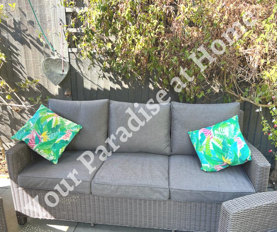 Turquoise Jungle outdoor cushion for your garden to add an exotic look. Weatherproof fabric is water resistant and UV resistant. Cushion covers are zipped and washable.